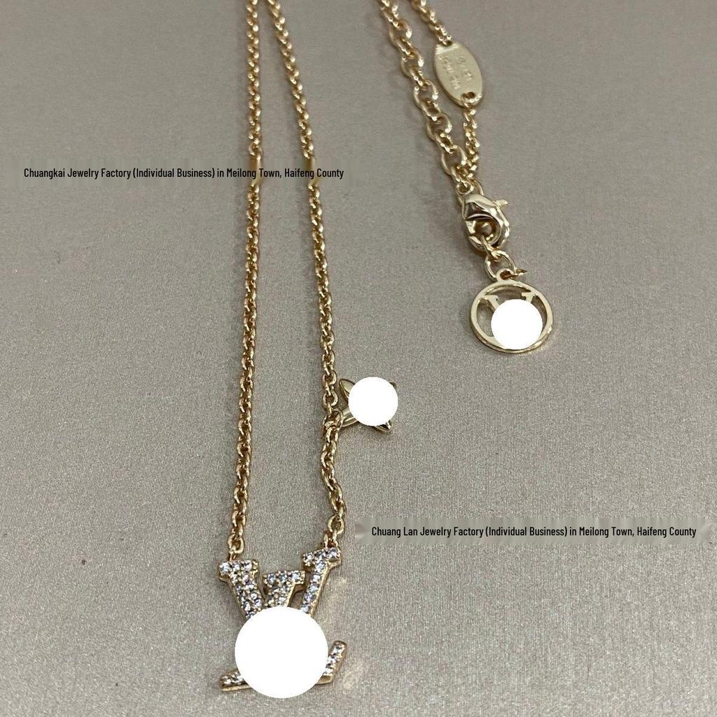 Эмалированное колье из 18 карат с инкрустацией бриллиантами по всей поверхности буквы - Легкая роскошь, цепочка на ключицу
