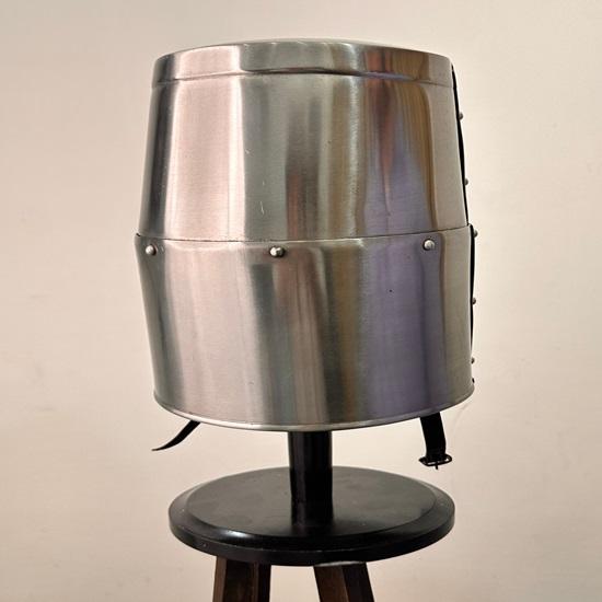 Шлем тамплиера, средневековый стальной священный шлем с латунным и черным крестом на деревянной подставке