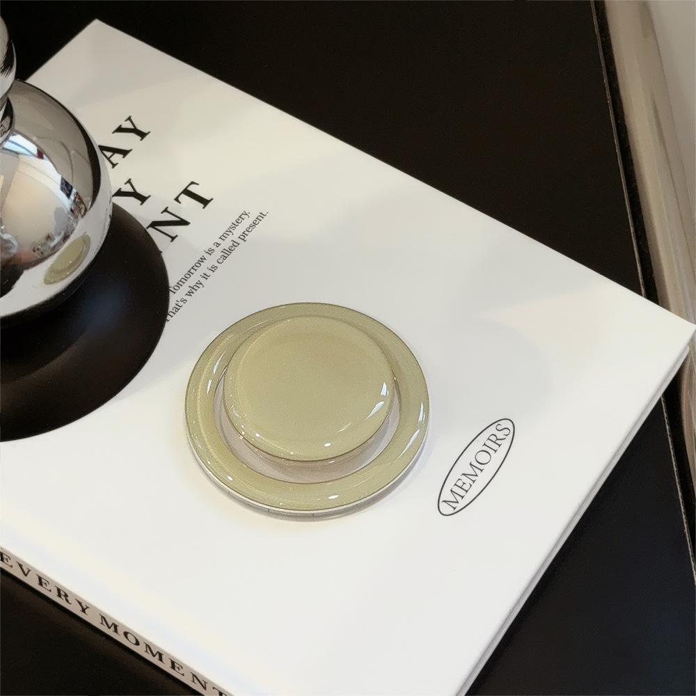 Магнитный кронштейн подходит для чехлов для телефонов с магнитной присоской.