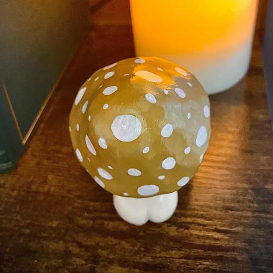 Медитация Грибной человечек Статуэтка Сидящий Мультяшный Гриб Держатель Ручки Статуя Из Смолы Скульптура Домашний Офис Настольное Украшение Орнамент