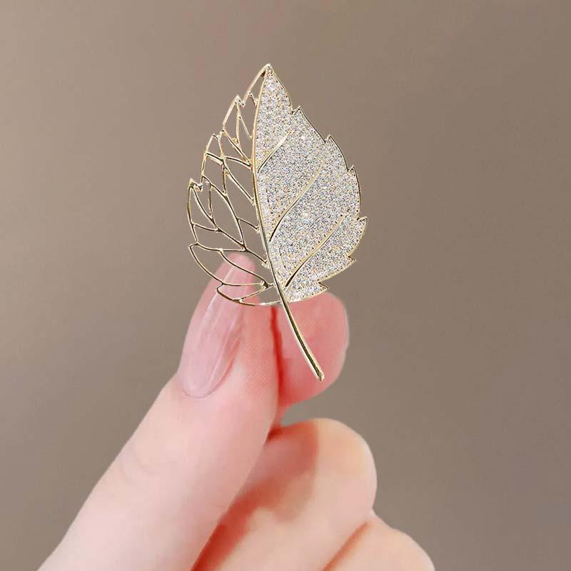 Summer Anti-Exposure Brooch: Fashionable and Luxurious Collar Pin for Women.