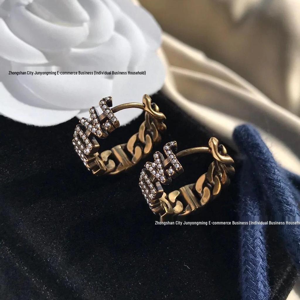 Серьги-гвоздики Di Jia из античной бронзы с изображением колоса и буквы - Женский ретро-стиль с детальной отделкой бриллиантами