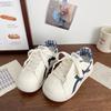 Маленькие белые туфли женские с ракушечным носком осенние новые повседневные легкие кеды в кампусном стиле универсальные повседневные спортивные туфли тренд