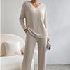 Женский повседневный трикотажный костюм-двойка из коллекции осень-зима 2024 с V-образным вырезом, прямыми брюками и полосатым узором