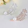 Элегантная брошь в виде листа с жемчужиной и горным хрусталем