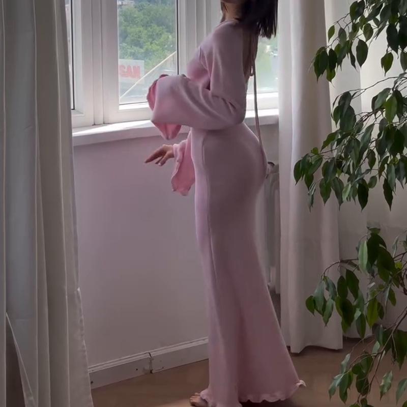 Женская мода осень 2024: Сексуальное вязаное платье с открытой спиной и шнуровкой