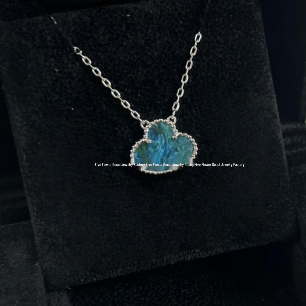 Ожерелье «Четырехлистный клевер» Van Cleef: Золотой кулон с дизайном в виде пяти цветков, с белым перламутром, красным агатом и бриллиантом для женщин.