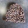 Вязаная шапка модная с леопардовым принтом, подходит для холодных сезонов.
