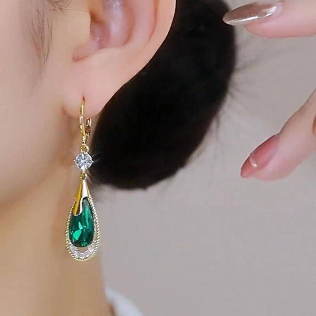 Трендовые серьги-капли из зеленого кристалла в стиле легкой роскоши 2024 года