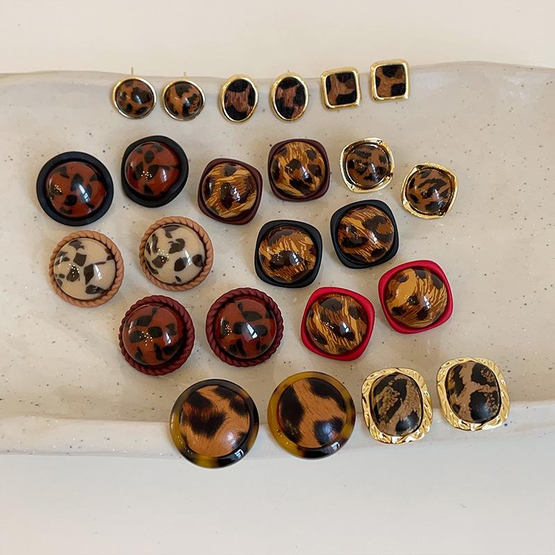 Нишевые высококачественные серьги-гвоздики из смолы с леопардовым принтом, женские осенне-зимние ретро-легкие роскошные модные элегантные универсальные серьги для поездок на работу
