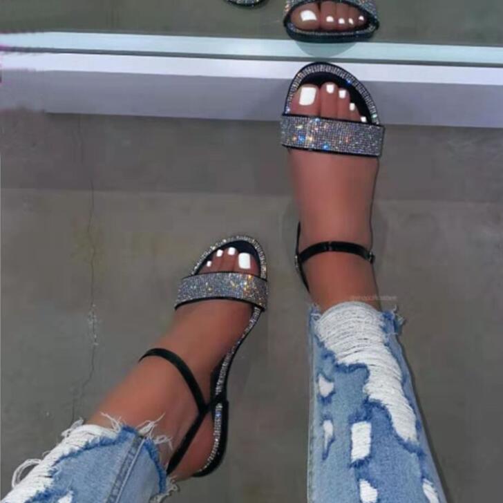 Новинка 2024 года, летние пикантные женские сандалии со стразами, обувь с ремешком на спине, женская обувь на плоской подошве с блестящими комфортными сандалиями, размер 35-43