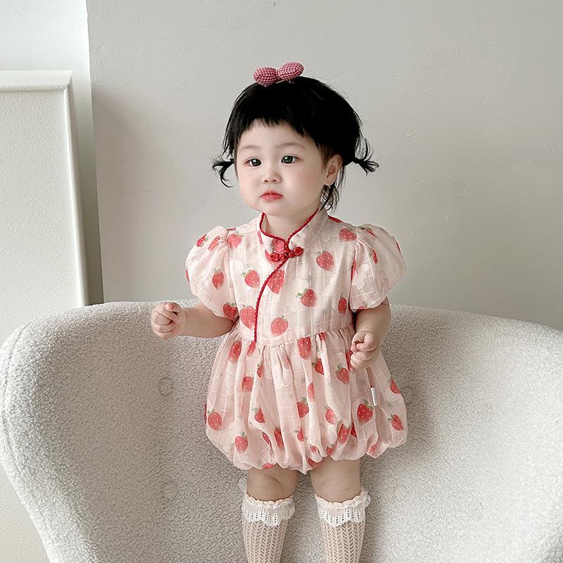 Летний детский ромпер с клубничным принтом на 2025 год - Треугольный комбинезон для ползания для девочки одного года