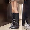 Европейские и американские ботинки с острым носком женские новые 2025 весна/лето 2025 большого обхвата стройнящие ботинки с прямым голенищем на танкетке ботинки-рыцари