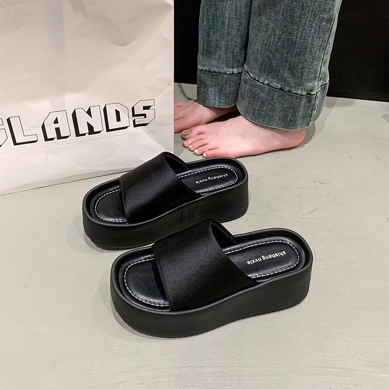 Лето 2025 толстая подошва верхняя одежда повседневная новая однословная увеличивающая рост женская обувь тапочки крутые тапочки женские