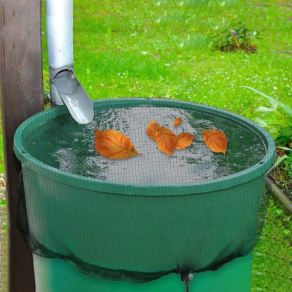 Сетчатый чехол для бочки с дождевой сеткой и затягивающимся шнурком. Экран для бочки с дождевой сеткой, предотвращающий попадание опавших листьев, мусора и мелких предметов. Сетчатый чехол для бочки с дождевой сеткой.