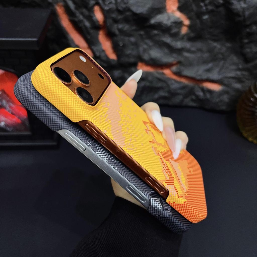 Магнитный чехол с текстурой кевлара и углеродного волокна для iPhone 17 Pro Max - Полуобернутая защитная крышка с аквапечатью