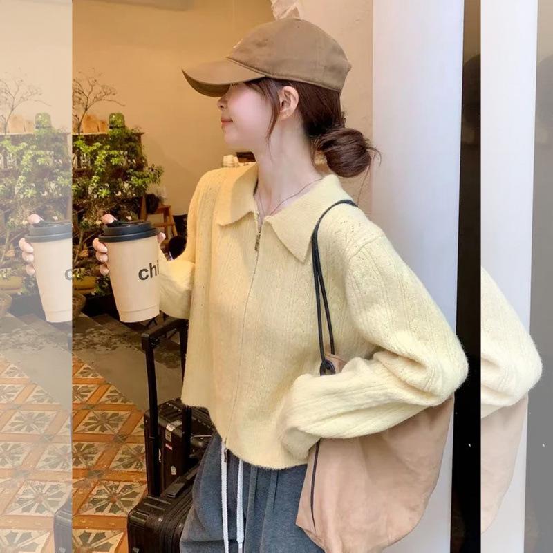 Французский гусино-желтый женский вязаный кардиган с воротником поло на двойной молнии - Осенняя коллекция 2025.