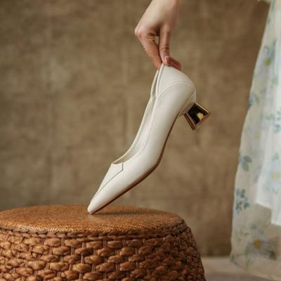 Модные золотые туфли на низком каблуке с острым носком и неглубокой пряжкой. Женские туфли. Мокасины без застежек. Элегантные женские туфли в стиле ретро на маленьком квадратном каблуке.