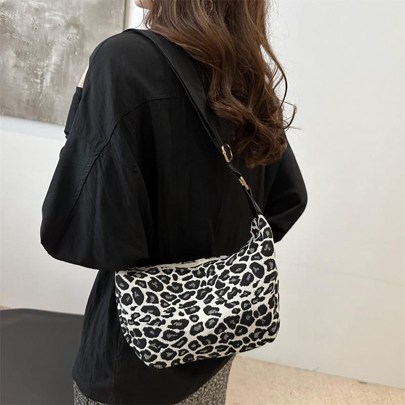 Versatile Pu Tote Bag With Spacious Interior For Daily Street Style