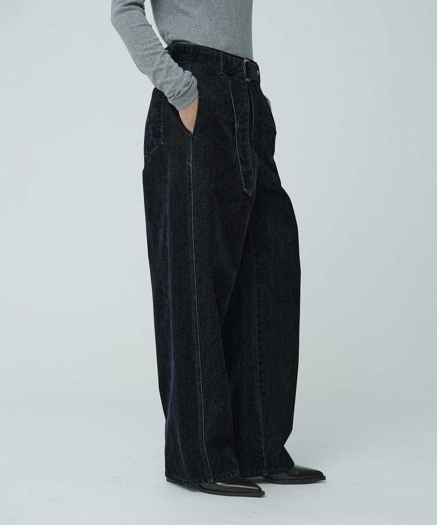 MUSEE Vitesse Curved Semi-Wide Buckle-Belted Denim Pants_Navy