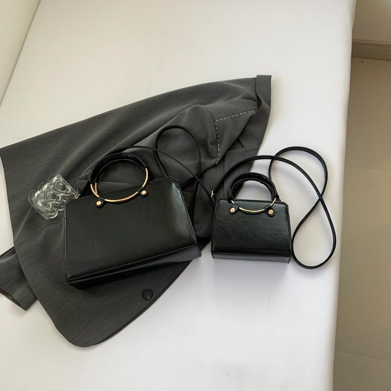 Женские сумки женские большой вместимости 2025 новые в иностранном стиле женские сумки простой тренд мода портативная плечевая маленькая квадратная сумка