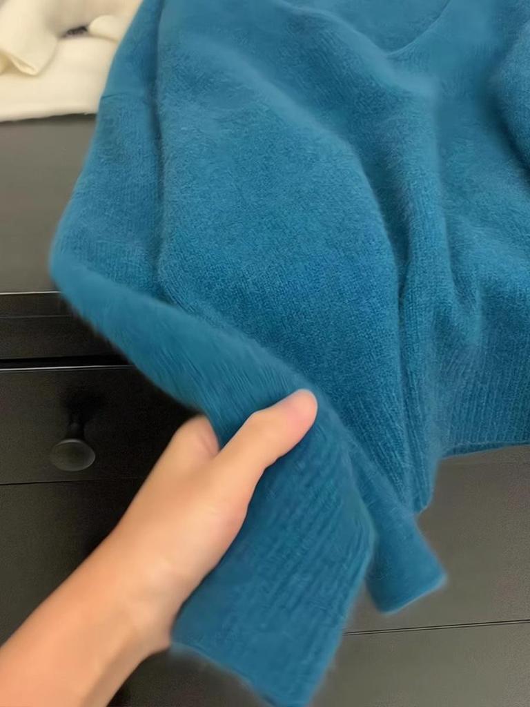Женский корейский трикотажный свитер с V-образным вырезом синего цвета - мягкий пуловер свободного кроя для осени/зимы.