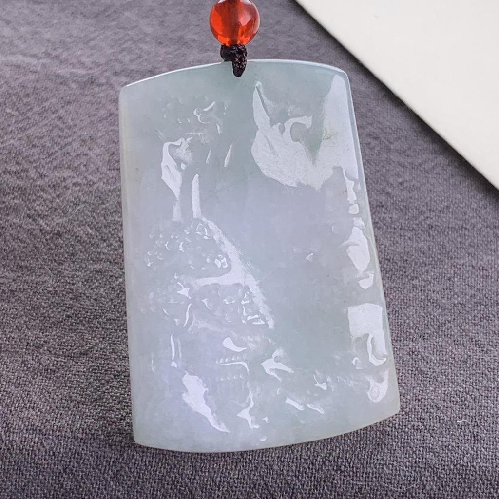 Подвеска из натурального бирманского жадеита класса А с фигурками лисы, тигра, цилиня и бодхисаттвы