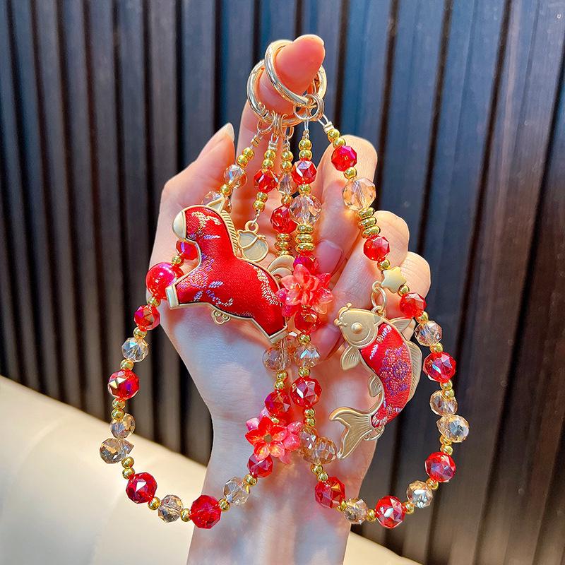 Брелок для телефона с вышивкой в виде рыбы кои - Изысканный брелок-аксессуар в виде лошади