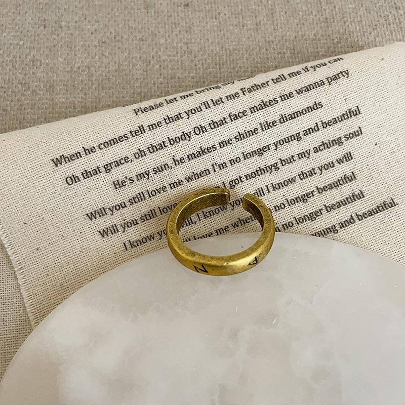 Винтажное старое матовое матовое матовое металлическое кольцо с буквами, женское нишевое кольцо высокого класса, персонализированное модное кольцо