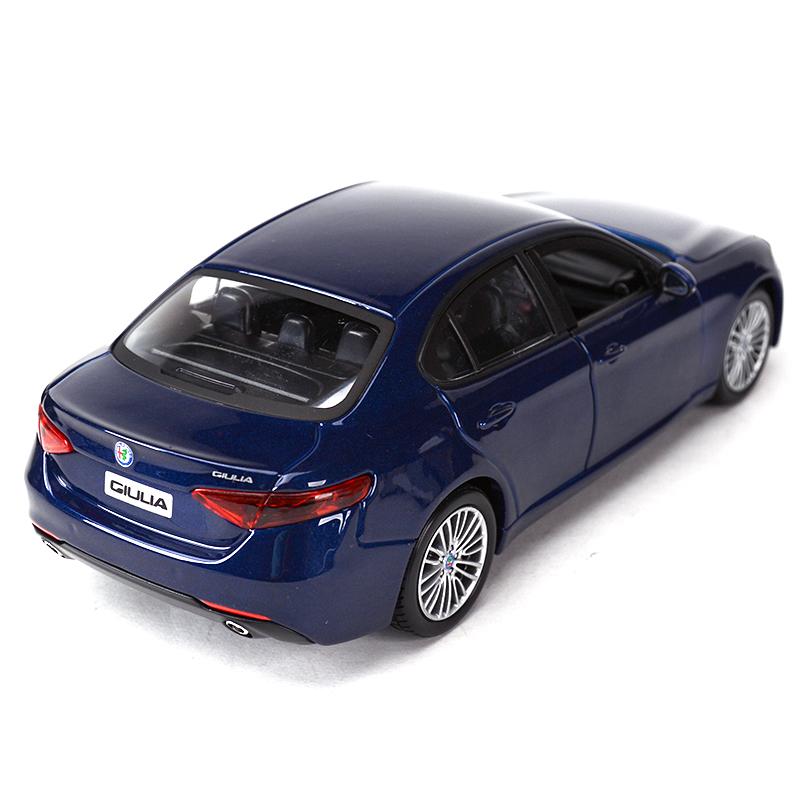QGDM1 Bburago 1:24 Alfa Romeo Giulia Sports Car Static Die Cast Vehicles Collectible Model Car Toys