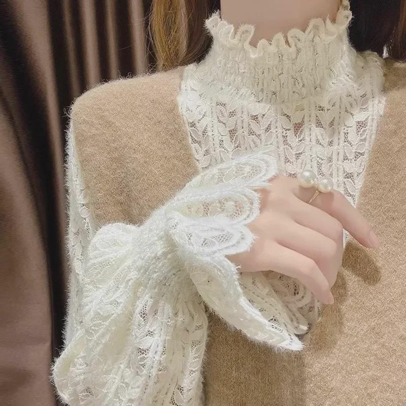 Женский топ-полуводолазка из утолщенного бархата с кружевом - элегантная мода осень/зима 2024