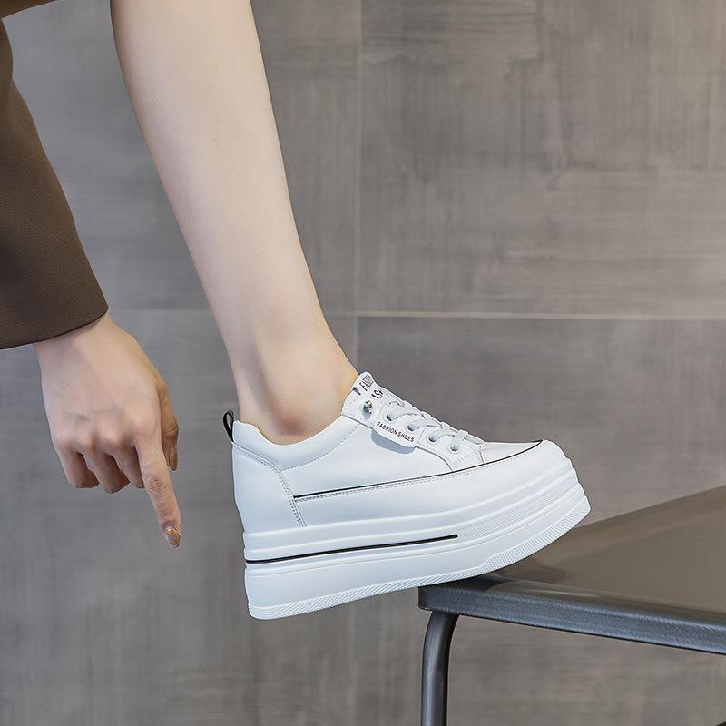 Туфли на платформе-маффине белые женские осенние новые кожаные дышащие с небольшой внутренней высотой 8 повседневные кеды