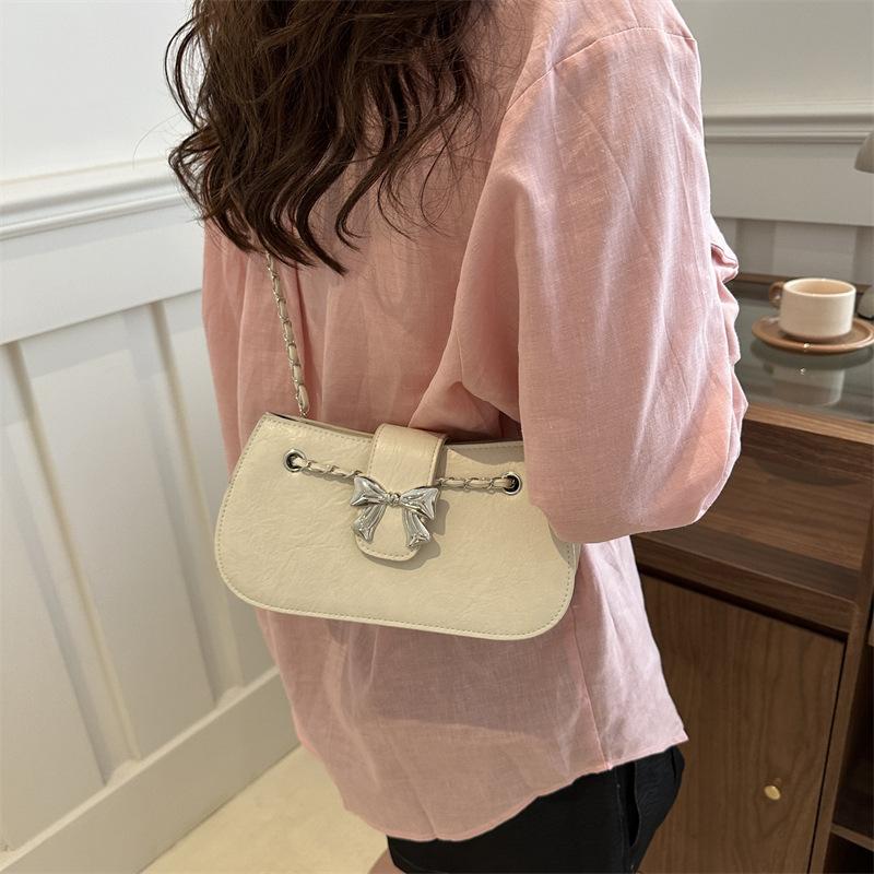 Модная корейская версия однотонная сумка подмышку, сумка-бант в иностранном стиле, женская новая красивая сумка-мессенджер на цепочке 2024