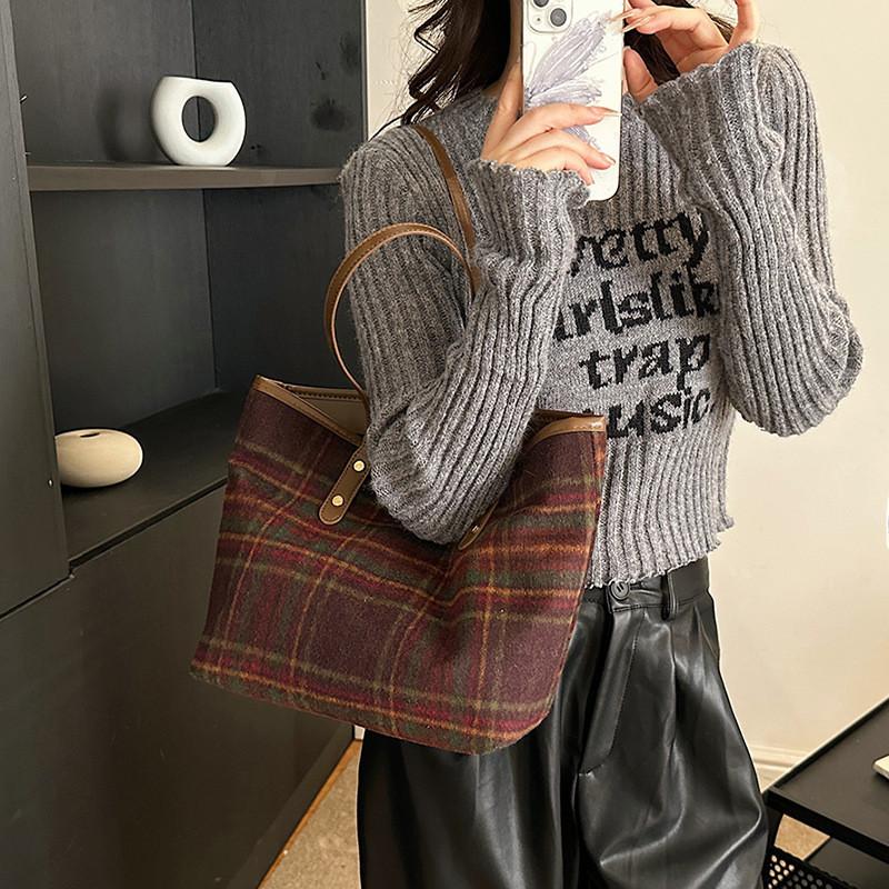 Stylish And Spacious Women's Shoulder Bag In Trendy Wool Fabric For Everyday Use