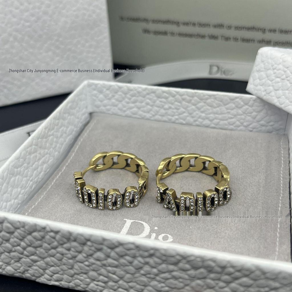 Серьги-гвоздики Di Jia из античной бронзы с изображением колоса и буквы - Женский ретро-стиль с детальной отделкой бриллиантами