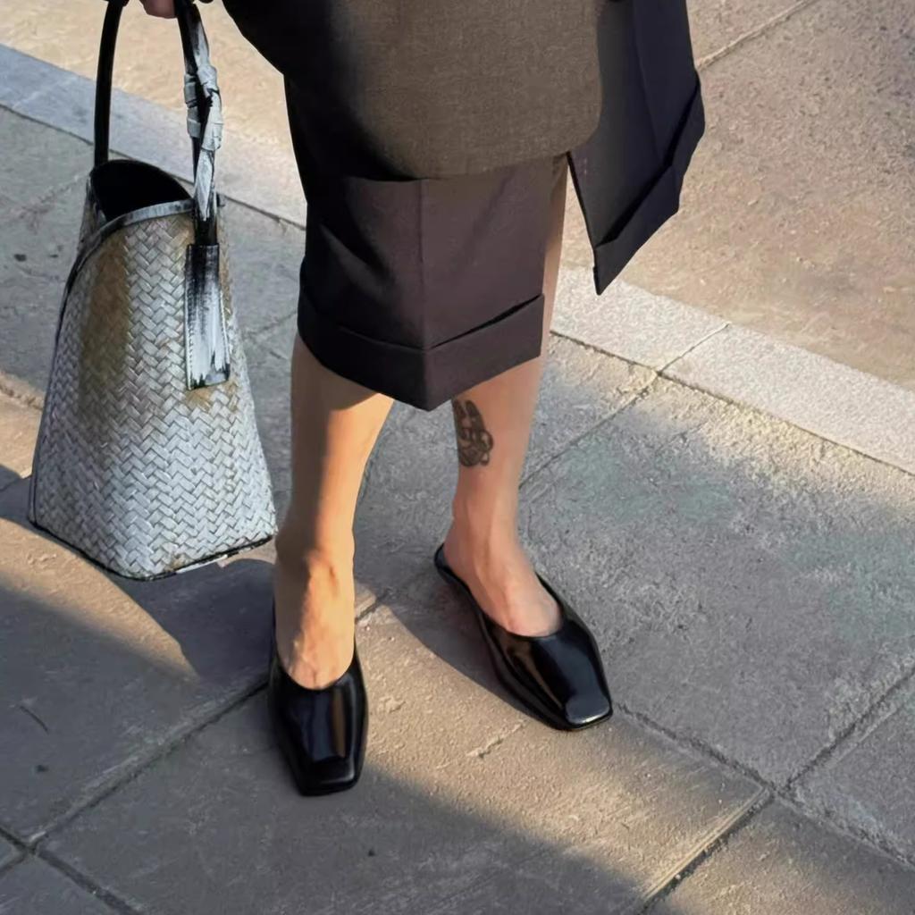 2025 лето новые P дом высокий класс нишевые квадратный носок Мюли прохладные тапочки женские носить плоская подошва сумка голова полутапочки