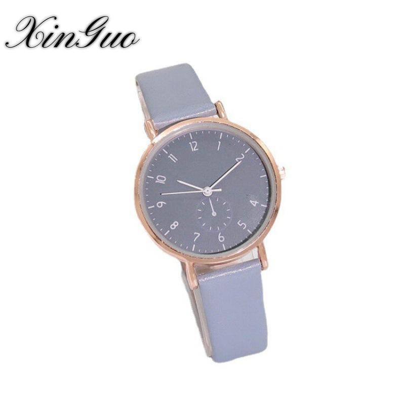 Посмотрите ретро-литературную маленькую свежую сотню учащихся старших классов женского пола в минималистском стиле