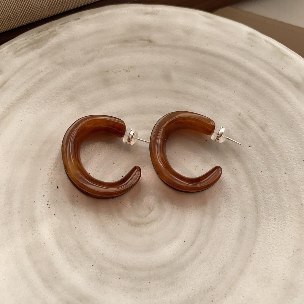 Маленькие свежие серьги-гвоздики из акриловой смолы C-образной формы Мори Карамельно-кремовые белые полукруглые серьги-гвоздики для женщин