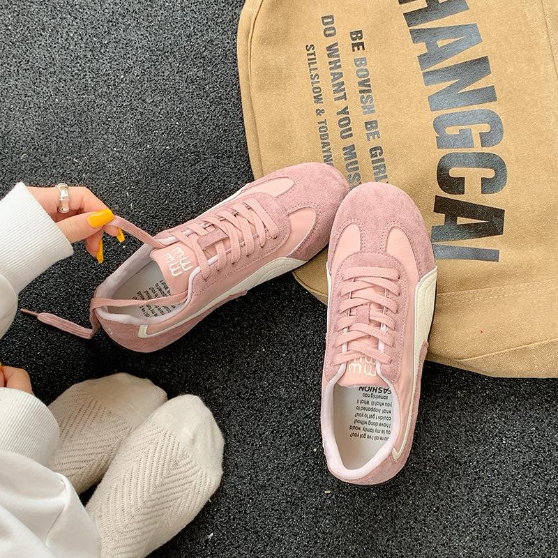 2025 маленькие белые туфли женские тренировочные повседневные кроссовки на шнуровке кроссовки спортивные универсальные туфли на плоской подошве ретро немецкие тренировочные туфли