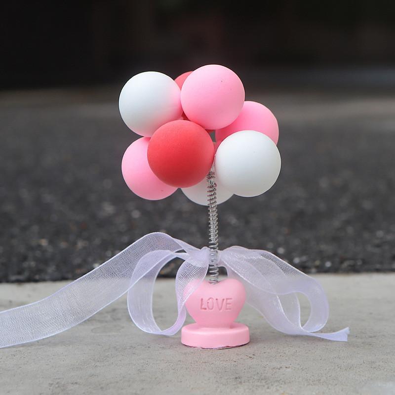 Милый мультяшный украшение в виде машинки с воздушными шарами для интерьера автомобиля, материал глина