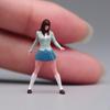1:64 стоящая модель девушки в короткой юбке, диорамный пейзаж, коллекционная мини-фигурка с длинными волосами для