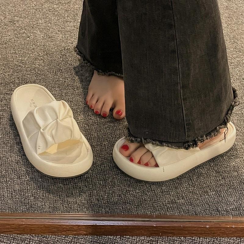 Шлепанцы Женщина в модных новых летних пляжных тапочках на платформе Женщина