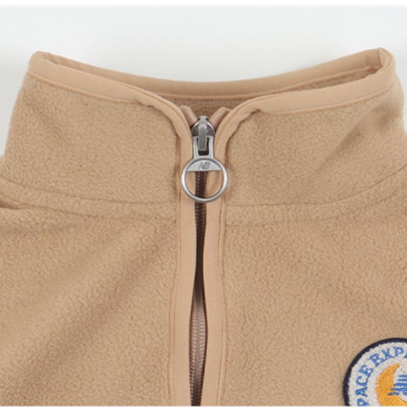 New Balance Детский флисовый тренировочный комплект бежевого цвета