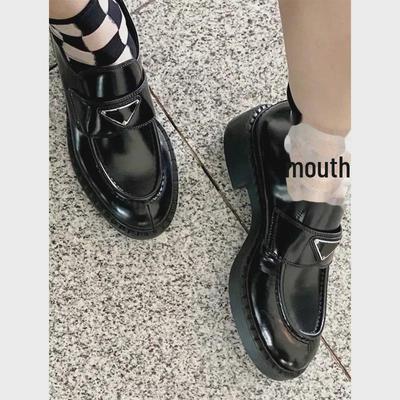 Женские кожаные мокасины с логотипом P Triangle на толстой подошве и среднем каблуке — блестящие, повседневные, универсальные, с подковообразным каблуком