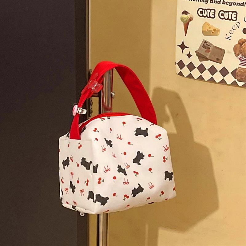 Милая черная кошка с бантом в виде вишневого банта, ручная косметичка, вместительная дорожная переносная сумка для хранения всякой всячины, модная косметичка, подарок