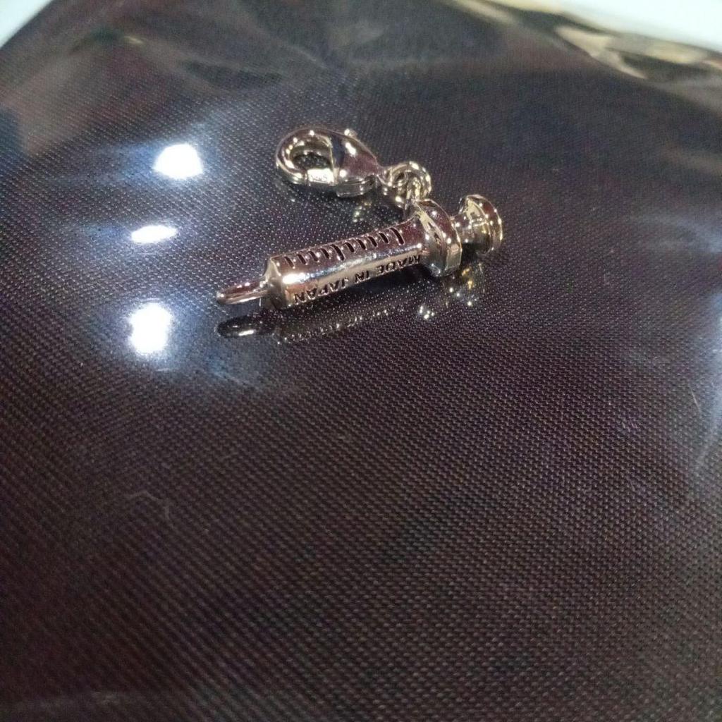 Б/у серебряный шарм Q-pot в форме шприца, примерно. 2.3cm