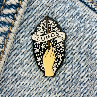 Новая эмалированная булавка Lumos Sorcery Magic Harry Wand, металлическая заглушка, подарок на день рождения, 1 шт.