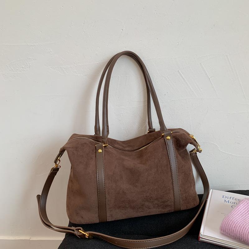 Замшевая сумка женская осень и зима 2025 новая нишевая дизайнерская сумка-мессенджер популярная матовая ретро портативная сумка-тоут