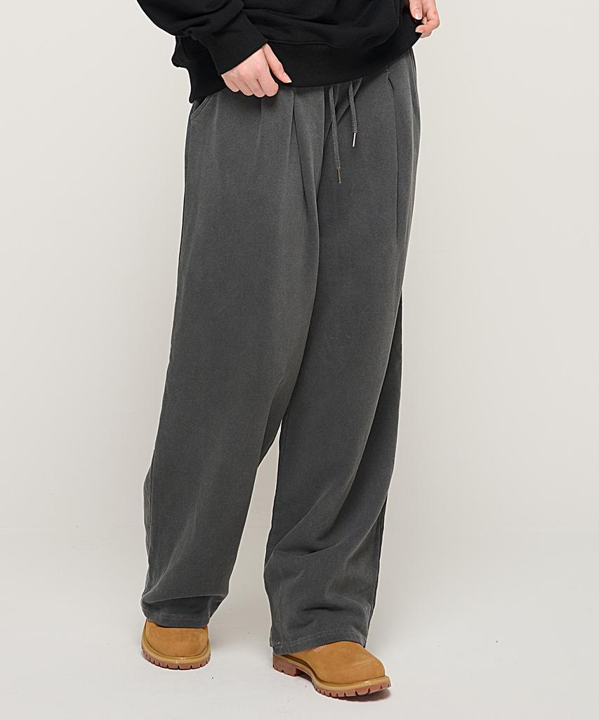 CARGOBROS FOR WOMAN Pigment One-Pleat Wide Sweatpants (Charcoal)