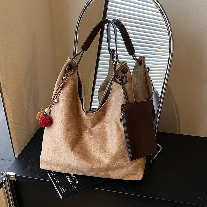 Сумка женская большой вместимости 2025 новая осенне-зимняя матовая ретро сумка через плечо повседневная рабочая сумка-тоут для поездок на работу для ребенка и мамы